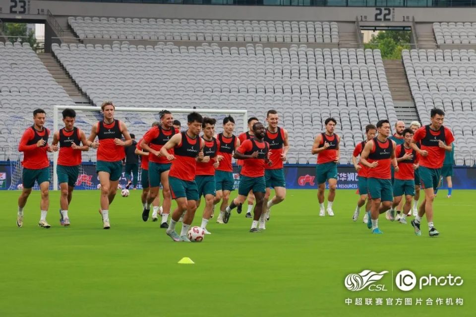 球队在比赛中取得了重要的胜利,士气高涨 球队在比赛中取得了重要的胜利,士气高涨