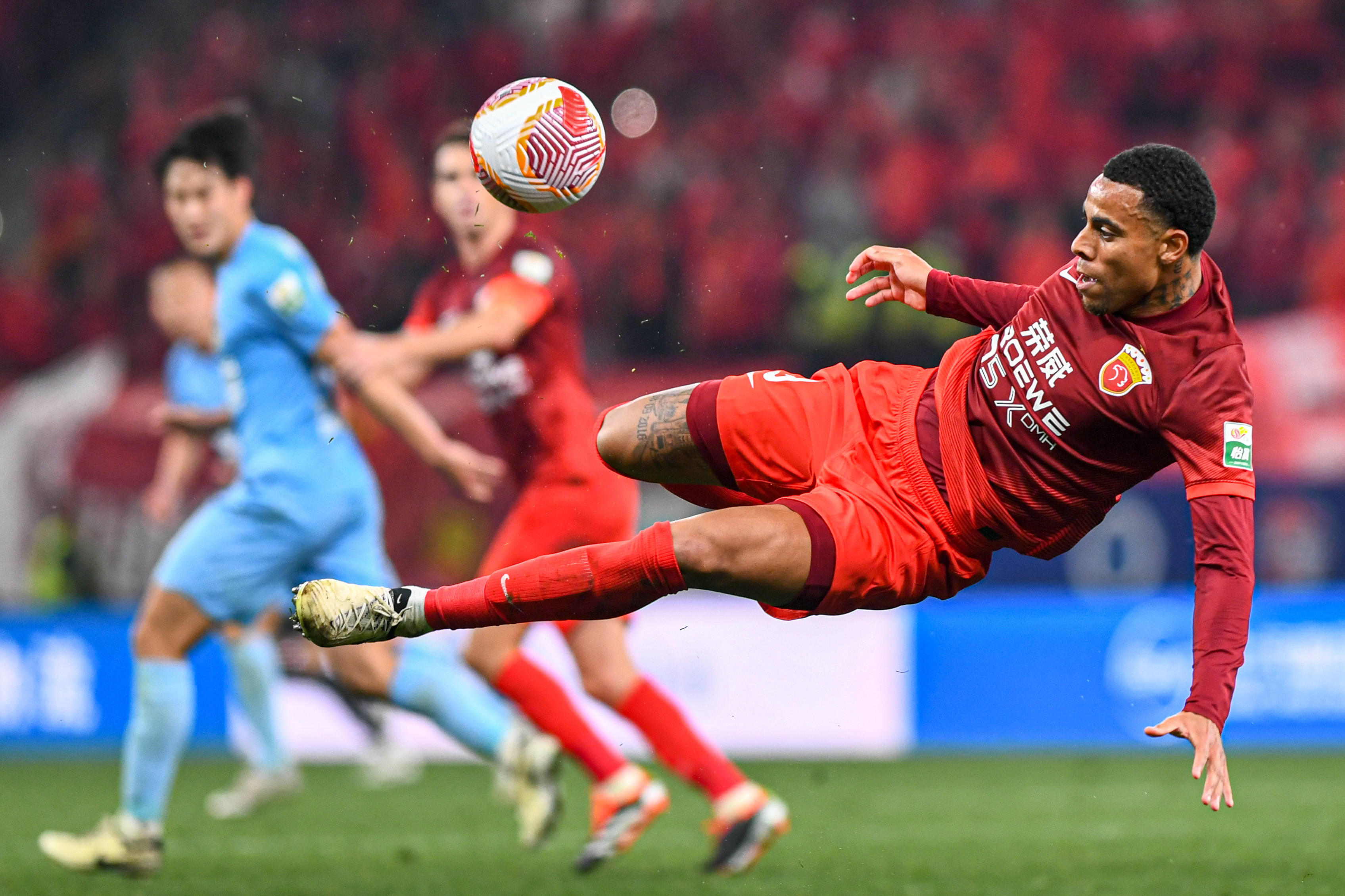 激动人心的足球盛宴,球员拼尽全力 激动人心的足球盛宴,球员拼尽全力