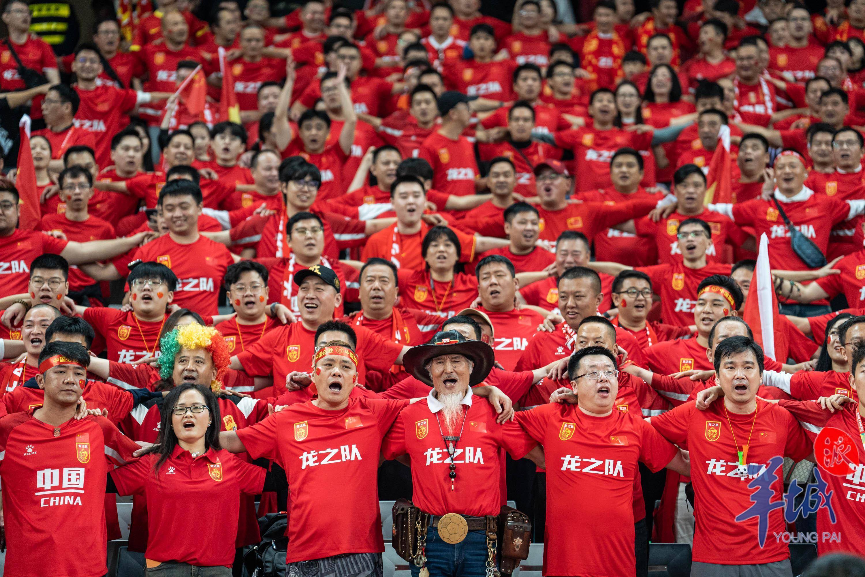 杏彩体育app-足球比赛现场气氛火爆,球迷热情高涨的简单介绍